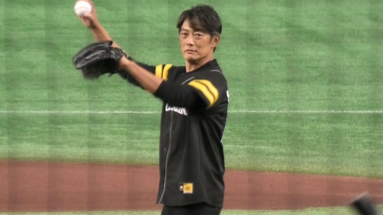反町隆史、始球式でストライク投球！！ソフトバンクホークス誕生20周年デー in 東京