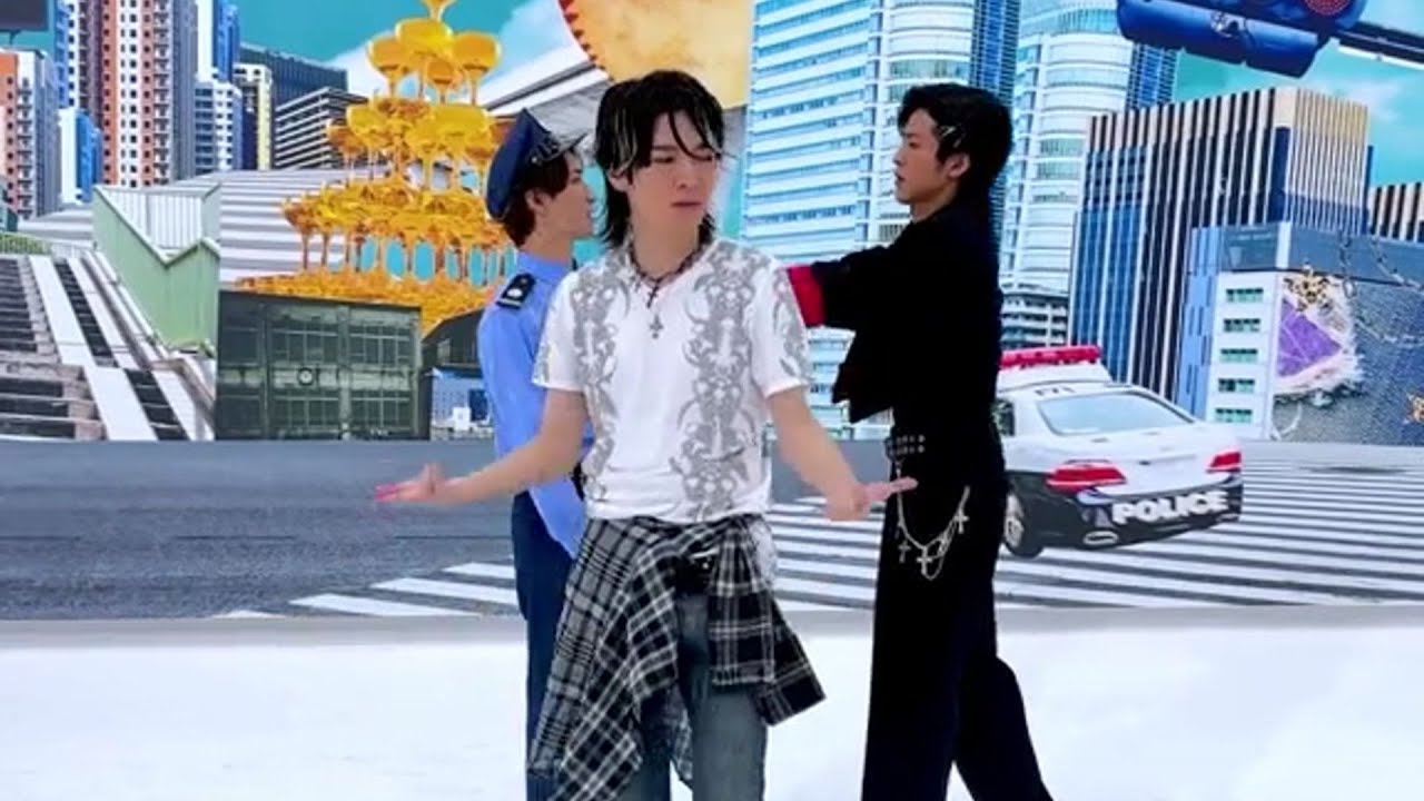 ギャル男な深澤辰哉が警察官の渡辺翔太とヤンキー目黒蓮の争いをなだめる！👮‍♀️😎🤜🤛🔥仲直りのパラパラダンスに「ふっか足細い」「しょっぴーに捕まりたい」「めめのヤンキーは国宝級」