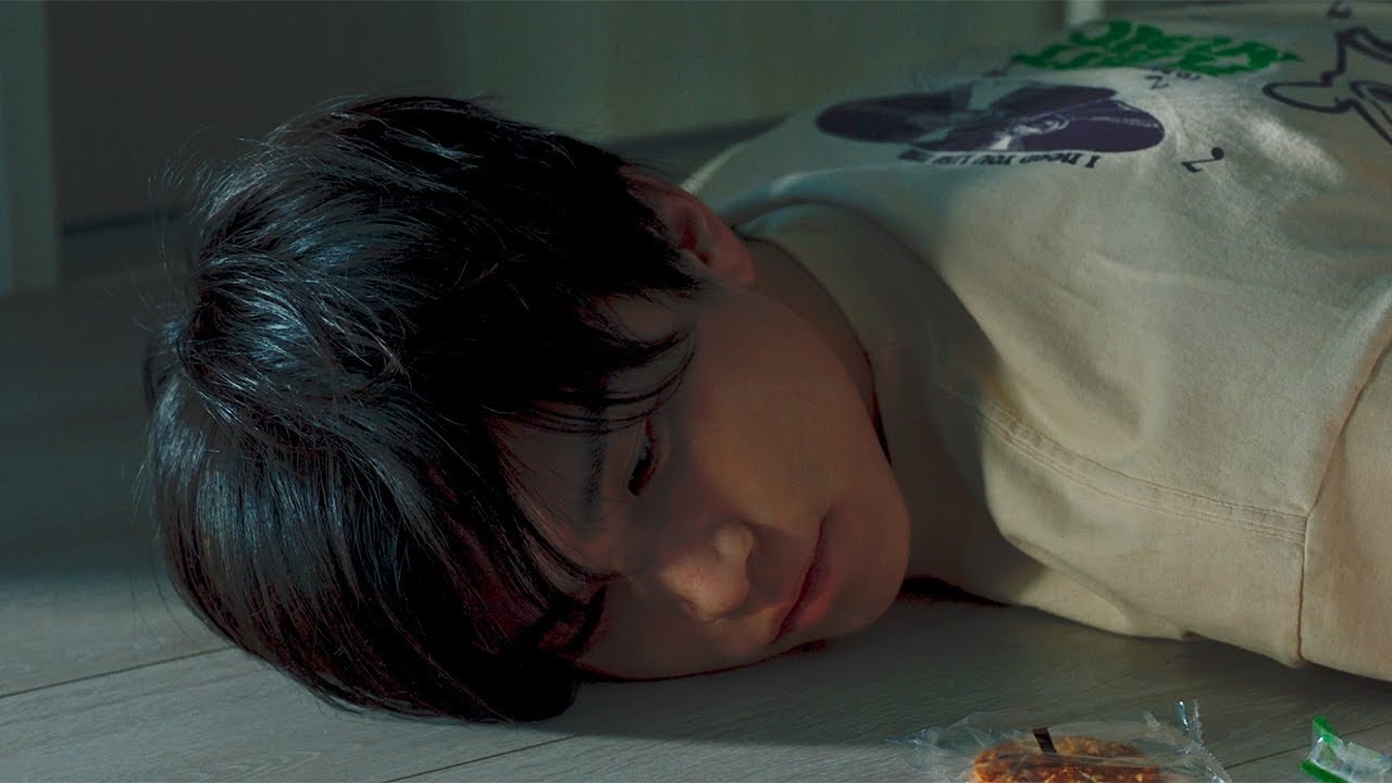 岩田剛典、イタい中学校教師役を好演　前代未聞の集団金髪デモに立ち向かう！？　映画「金髪」本予告映像