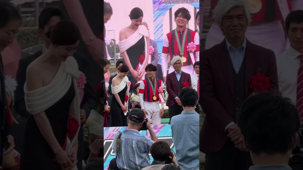 佐藤浩市さん 満面の笑みで初GI勝利の三浦皇成騎手にメダル贈呈 第59回スプリンターズステークス表彰式