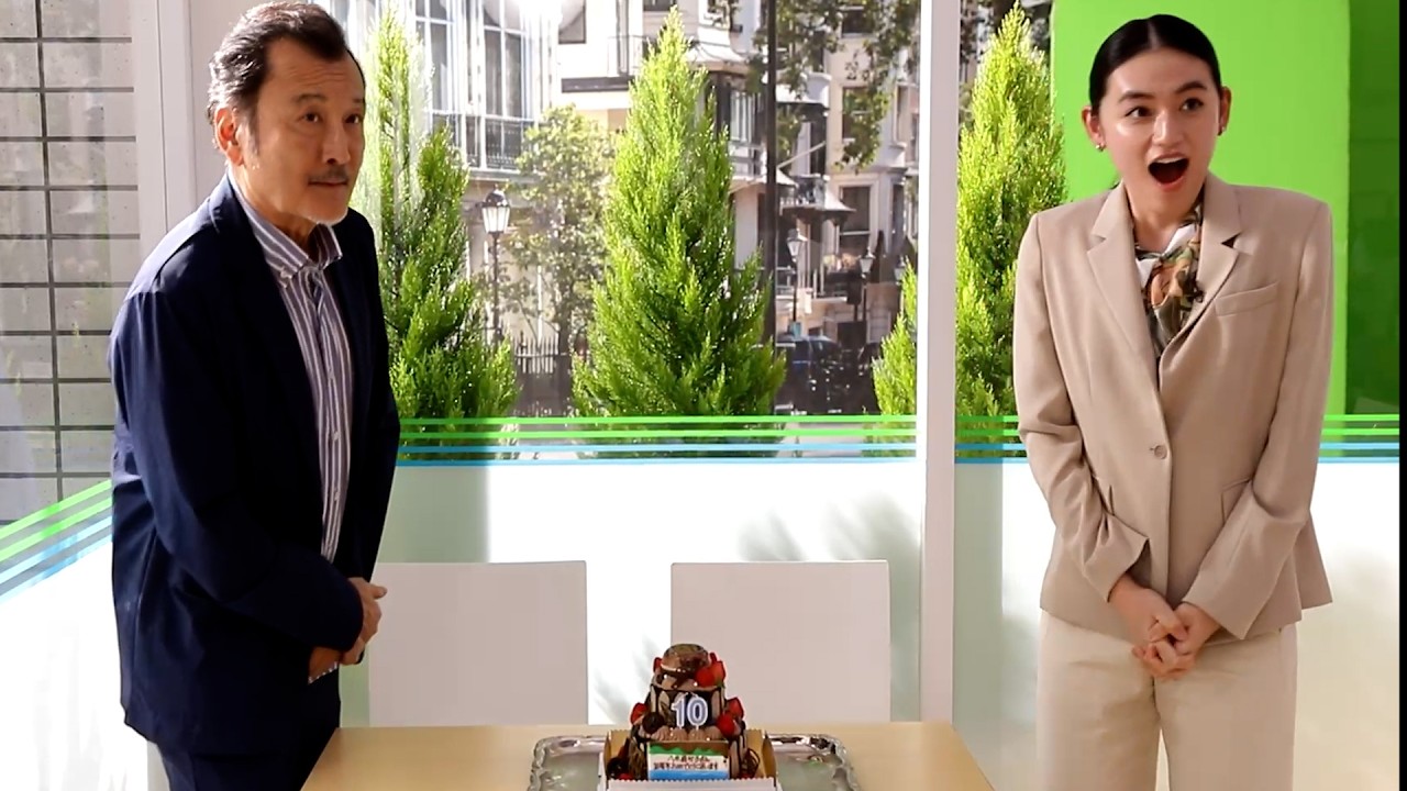 デビュー10周年を迎える八木莉可子に特製ケーキでサプライズ！“大先輩”吉田鋼太郎からの激励に感動！ファミリーマート新TVCM『2025年 ファミマがチョコだらけ』篇
