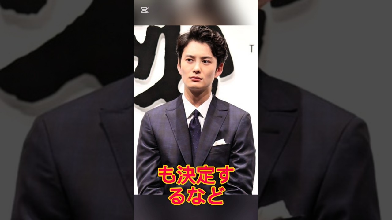 そんな目でみつめないで 岡田将生、ピアノの隣に佇むデコ出し黒スーツ姿にうっとり「信じられないカッコよさ」