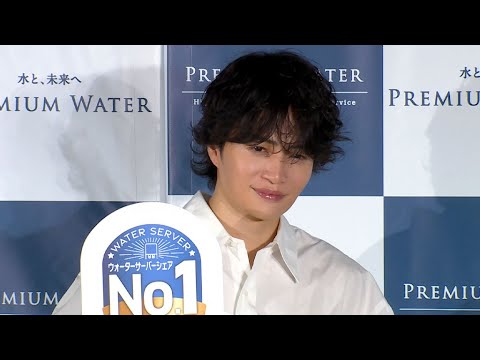 timelesz菊池風磨、白シャツ姿で登場！　プレミアムウォーター「“生”天然水」新CM発表会　“利き水”クイズにチャンレンジ