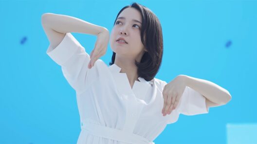 上白石萌音、本木雅弘＆神木隆之介と息のあった美しいダンス披露　サントリー「特水」新CM＋メーキング