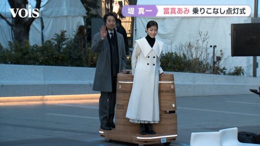 61歳・堤真一「iino」乗りこなす、當真あみと東京高輪で点灯セレモニー