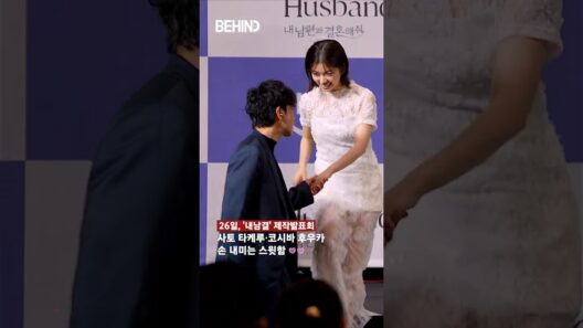 사토 타케루 코시바에게 손 내미는 스윗함 [#shorts 비하인드] 階段で小芝風花にそっと手を差し出す佐藤健、優しさにキュン♡