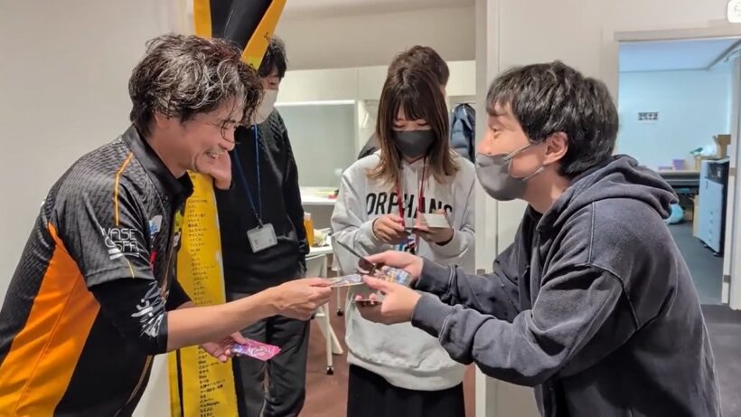 激レア確定！？萩原聖人のサイン入りカードに堀慎吾も大興奮！