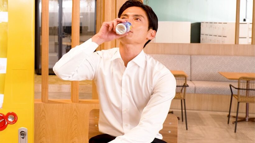 高良健吾、“カッコいい缶コーヒーの飲み方”披露！？　「ジョージア」新CMメーキング・インタビュー動画