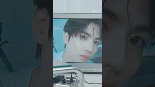志尊淳が90年代にタイムスリップ。NARSの最新ハイライトスティックでメイクアップ