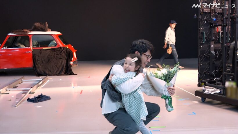 妻夫木聡、“パパの顔”チラリ！撮影後のハグで現場ほっこり