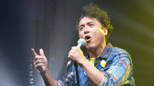 ムロツヨシ、ライブで熱唱！撮影中にはエキストラと和気あいあいのやり取りも　「サッポロ 濃いめ」新TVCM「人生も濃い方で ライブ」篇