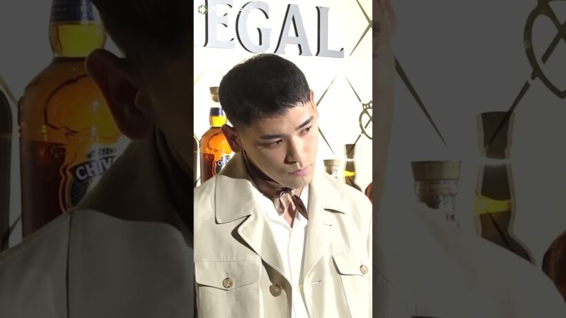 本木雅弘の長男・UTA、春らしいベージュのジャケットに首元のスカーフでセンスを光らせる