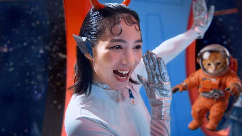 のん、キュートな宇宙人配達員に　松重豊に商品お届け！　「ロケットナウ」新CM「ゼログラビティ篇」＋メーキング