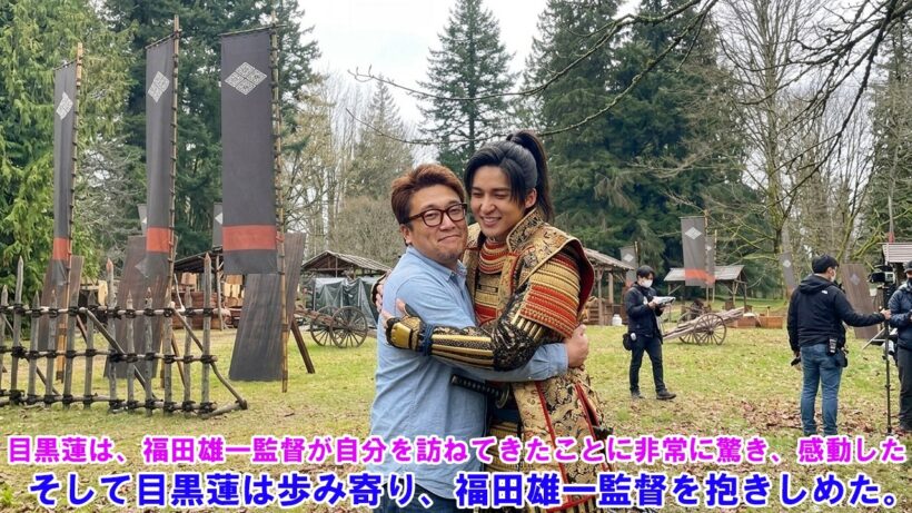 目黒蓮は、福田雄一監督が自分を訪ねてきたことに非常に驚き、感動した !そして目黒蓮は歩み寄り、福田雄一監督を抱きしめた。