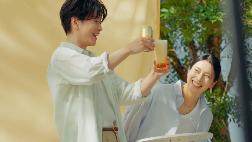佐藤健の"泡だらけ”ビールに柴咲コウが爆笑！？　『アサヒ ゴールド』TVCM