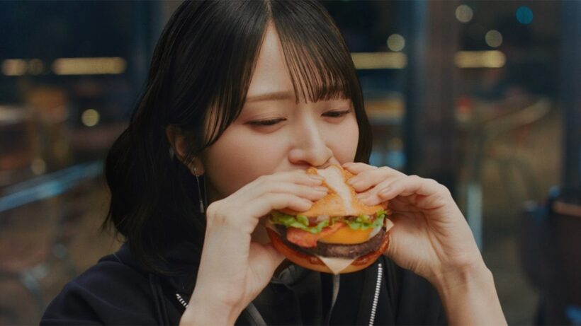 ＝LOVE佐々木舞香、サムライマックに食らいつく！　マクドナルドCM初出演＆堺雅人と初共演　サムライマック「普通のマックじゃ物足んねえ。」編