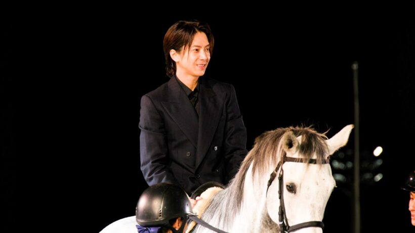 山下智久、まるで白馬の王子様！“地元凱旋” で名馬に騎乗！　新TVCM船橋ケイバ 2026「HEART BEAT」篇
