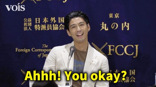 賀来賢人、外国人記者のハプニングにも英語で対応　英語ペラペラ会見