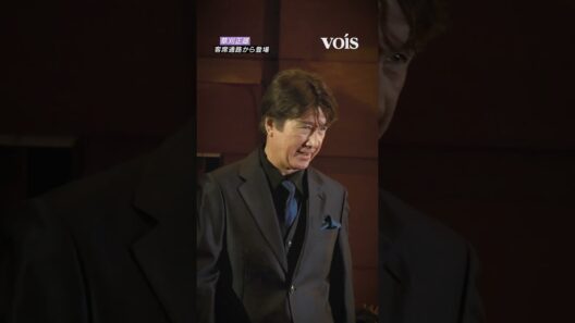 草刈正雄、客席通路から登場