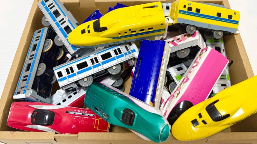 カラフルな新幹線と電車のおもちゃを同じ色の車両同士に連結させてゆく！複線レールでリアルな交差走行を見てみよう