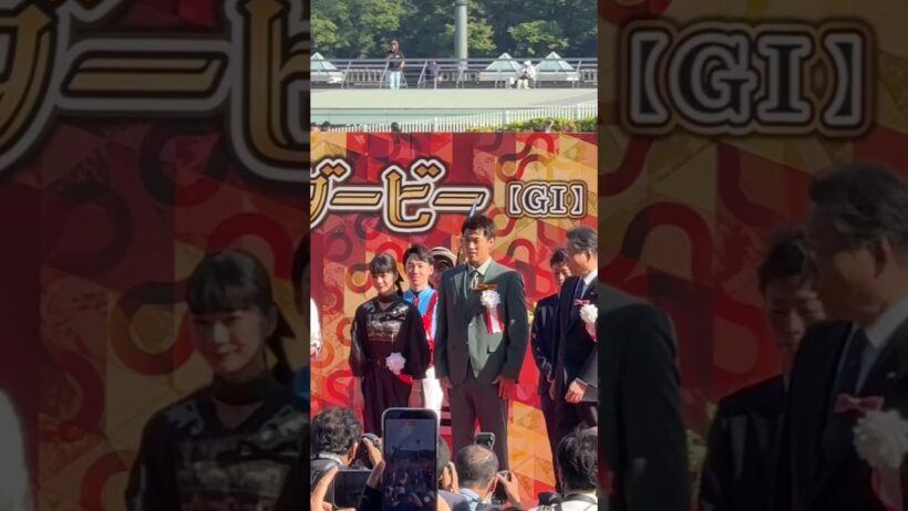 見上愛さん、竹内涼真さん 第93回日本ダービー 表彰式プレゼンター