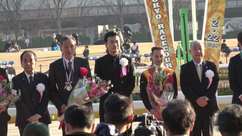 玉山鉄二さんとの表彰式記念撮影[2026年02月22日第43回フェブラリーS]@東京競馬場