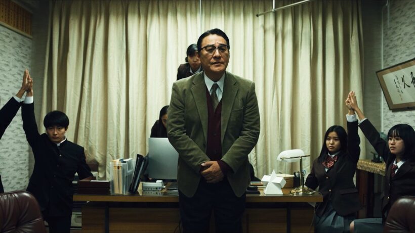 【同調圧力ホラー】ピエール瀧「集団行動の幸せ」をリズムに乗せて伝授...　映画『NEW GROUP』本編映像