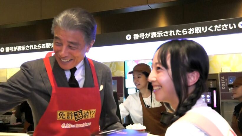 【サプライズ】舘ひろし、観客にポップコーンを手渡し！神対応に会場大興奮