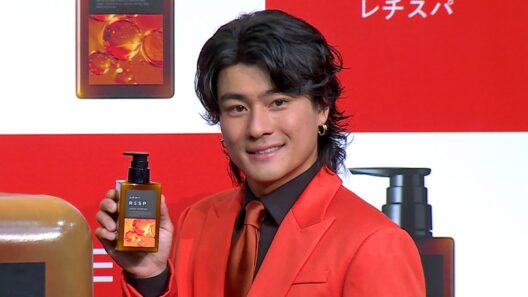 SixTONES森本慎太郎、「小さくなった自分は意外とかわいいんだな」　オレンジのスーツ姿で登場、「レチスパ」アンバサダー就任・新CM発表会