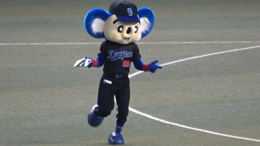 柴田恭兵ステップでドーム内を駆け回るドアラ（笑）