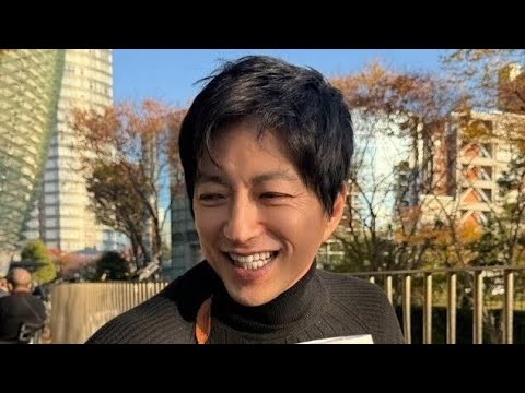 横須賀駅に“降臨”✨大沢たかお、変装なしの自然体ショットに反響🌹🚉✨