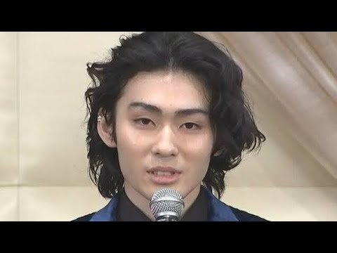 【 市川染五郎 】　祖父・松本白鸚から譲り受けた指輪を披露　「御守り代わり」　祖父と父からのアドバイスは「フェンシングやらなきゃね」　親子三世代で挑む『ハムレット』