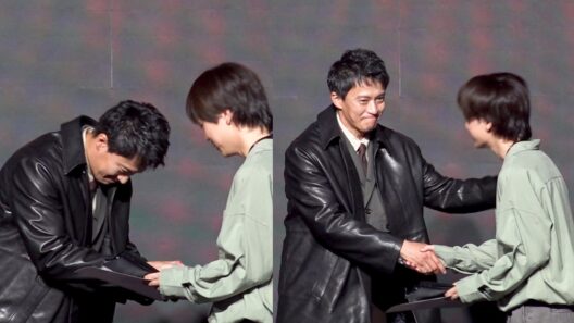 【ガス人間】小栗旬、観客に自ら握手＆深々お辞儀の神対応