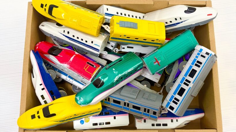 電車のおもちゃを電池交換していくよ♪デザインチェックとスロープも走行です。