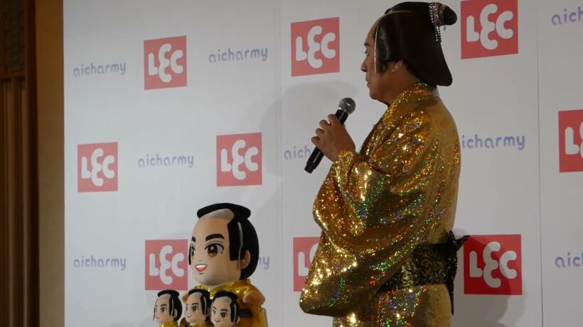 自身のAI Charmyにスケジュールを教えてもらう松平健 - AI Watch