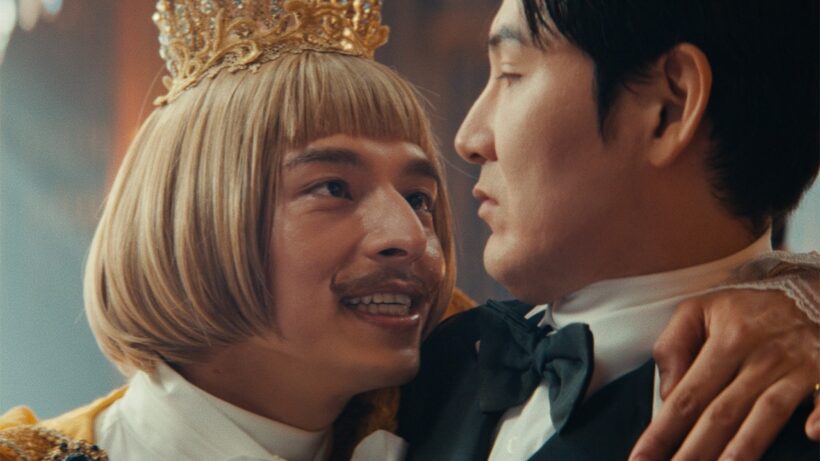 満島真之介、有休中の女王様（満島ひかり）の代わりに“隣国の王子”役で初登場　松田龍平とCM初共演　UQ mobile「UQUEEN」新CM