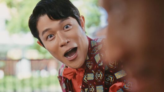 鈴木亮平、ライバル登場でバチバチ！？　お婆さんを手助けする“徳の積み合い”　「MEGA BIG」新テレビCM