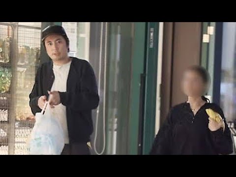 ビニール袋を率先して持って…間宮祥太朗「飛躍を支える美人妻」との幸せショッピング姿