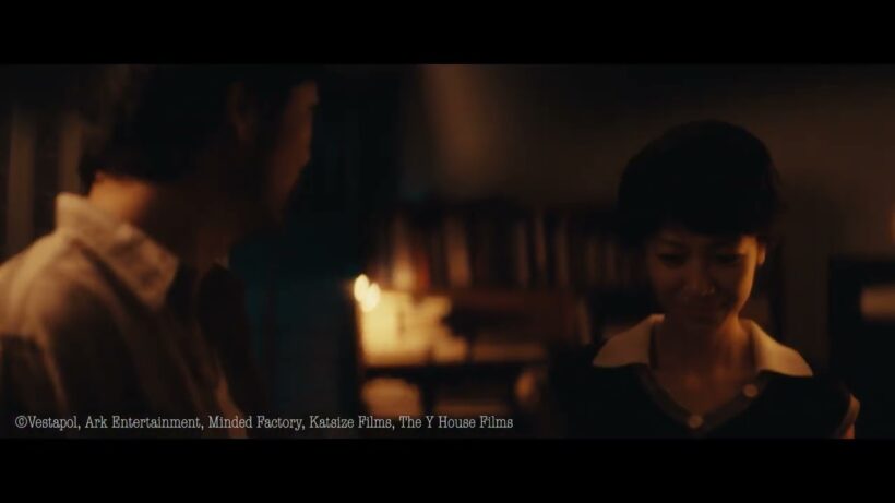 キスされる浅野忠信（映画『レイブンズ』本編映像）