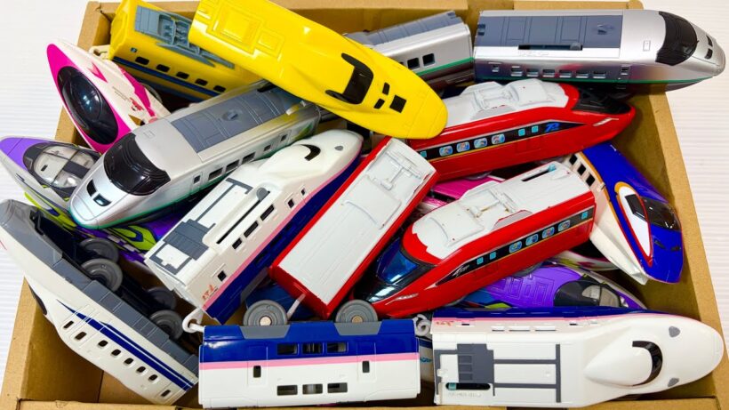 電車のおもちゃ、走行チェックです。同じ車両を連結させて坂道を走る！