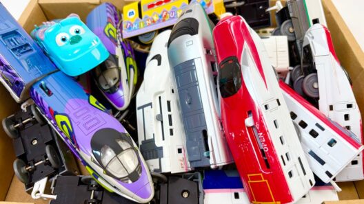 電車のおもちゃチェック！アーチ踏切のコースを走らせて走行を楽しみます。