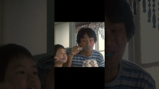 【初めまして、愛しています】これまで距離があった二人だが、同じタイミングで歯ブラシをくわえる何気ない時間を過ごす#尾野真千子#江口洋介