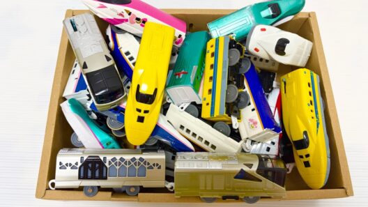 カラフルな電車のおもちゃを連結させて、坂道のぐねぐねコースを走らせてみるよ
