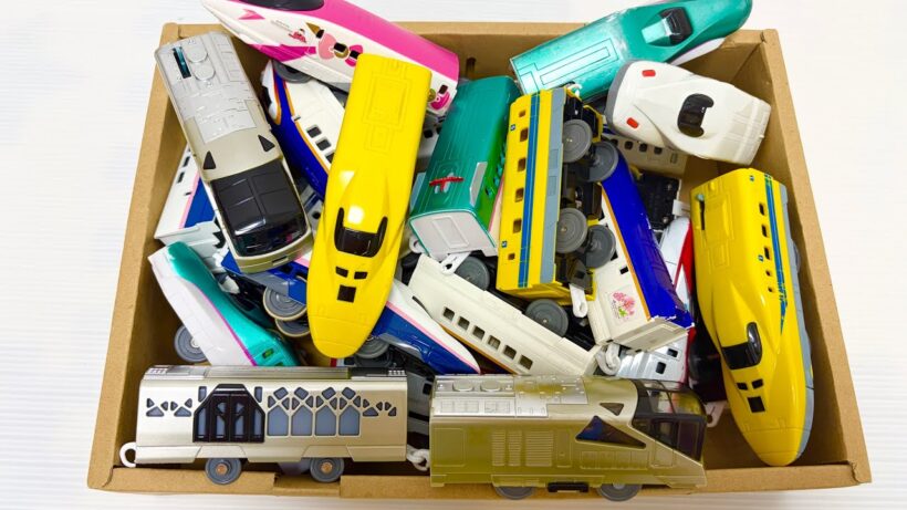 カラフルな電車のおもちゃを連結させて、坂道のぐねぐねコースを走らせてみるよ