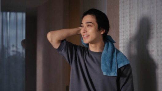 横浜流星、シャワー上がりで夕日に微笑む姿が爽やか！目黒川沿いでは高校時代を懐古　日鉄興和不動産CM シリーズ「都会と自然」篇
