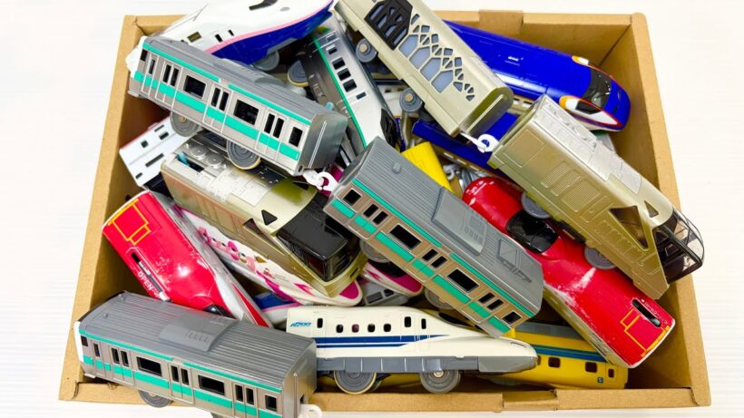 電車のおもちゃを同色の正解車両と連結させて終点の駅まで出発進行です！