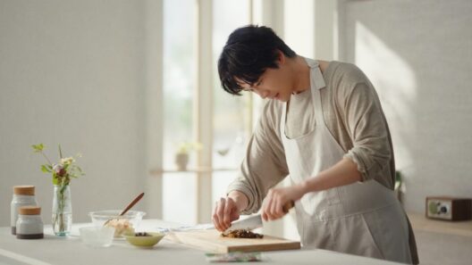 松下洸平、見事な包丁さばきを披露！料理上手な一面にキュン！　きゅうりのキューちゃん新TVCM「キューちゃん ごはん＋ポテトサラダ篇」