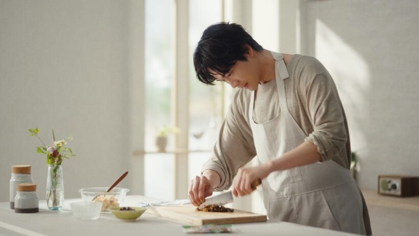 松下洸平、見事な包丁さばきを披露！料理上手な一面にキュン！　きゅうりのキューちゃん新TVCM「キューちゃん ごはん＋ポテトサラダ篇」