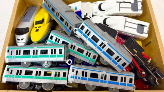 電車と機関車のおもちゃを連結させて、坂道コースを走行させてみるよ