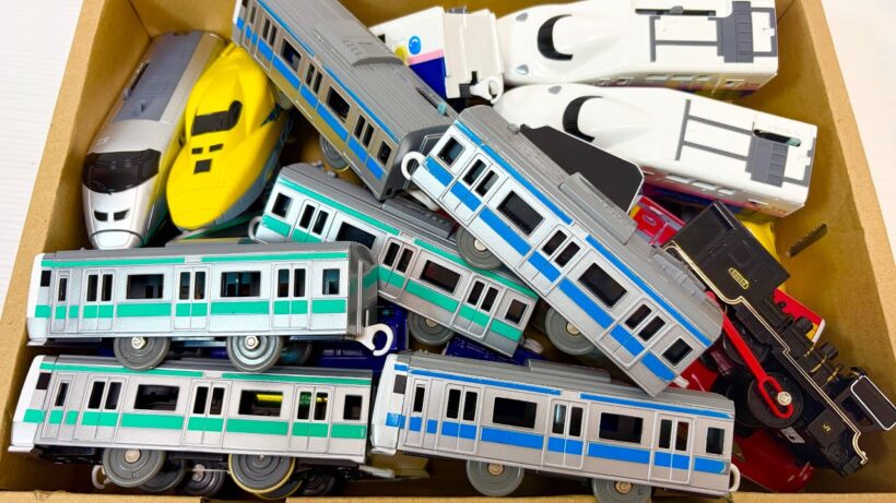 電車と機関車のおもちゃを連結させて、坂道コースを走行させてみるよ